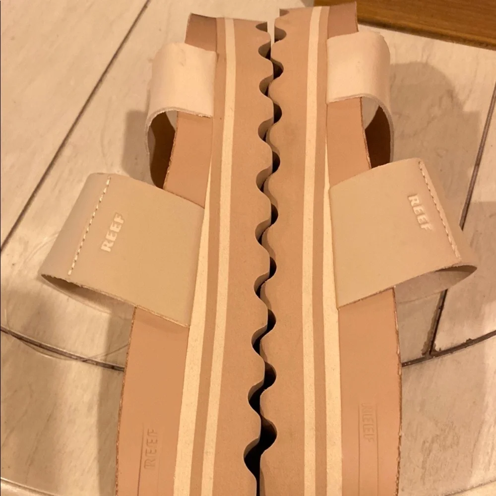 Reef Women's Cream Sandals NWOT - Picture 5 of 7